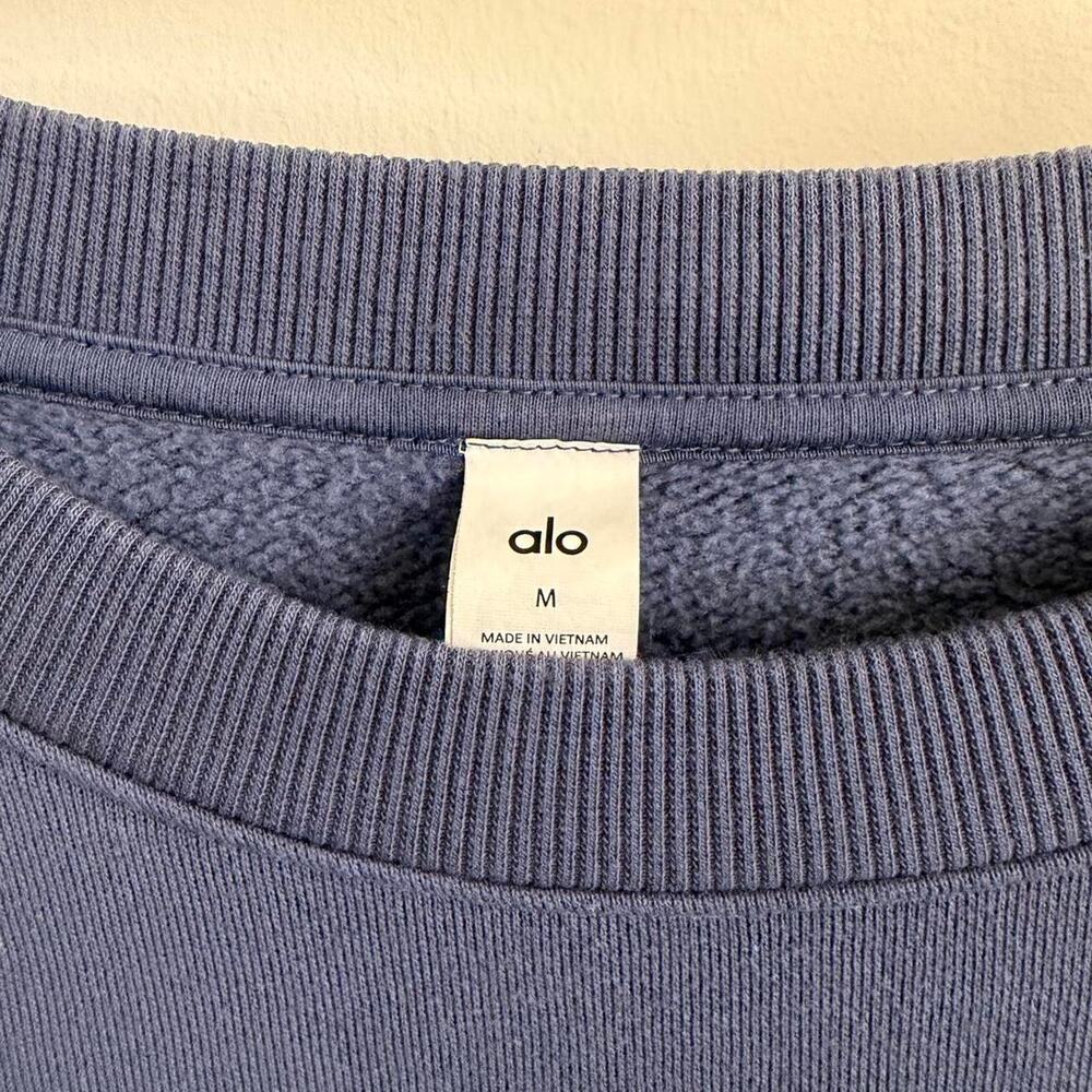 unisex/men’s-sized dark blue Bluestone ALO YOGA accolade crewneck sweatshirt [M] - Picture 3 of 5